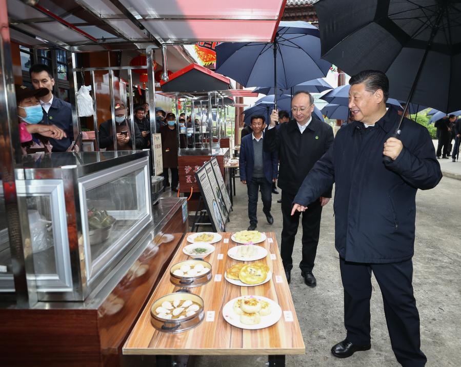 SANMING, 23 marzo, 2021 (Xinhua) -- El presidente chino, Xi Jinping, también secretario general del Comité Central del Partido Comunista de China y presidente de la Comisión Militar Central, habla con personas locales mientras visita la aldea Yubang de la localidad de Xiamao, en el distrito de Shaxian de la ciudad de Sanming, provincia de Fujian, el 23 de marzo de 2021. Xi visitó el martes el distrito de Shaxian de la ciudad de Sanming durante un viaje de inspección por la provincia de Fujian, en el este de China. (Xinhua/Ju Peng)