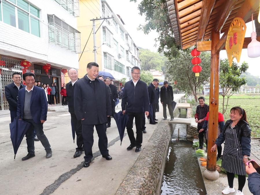 SANMING, 23 marzo, 2021 (Xinhua) -- El presidente chino, Xi Jinping, también secretario general del Comité Central del Partido Comunista de China y presidente de la Comisión Militar Central, habla con aldeanos mientras visita la aldea Yubang de la localidad de Xiamao, en el distrito de Shaxian de la ciudad de Sanming, provincia de Fujian, el 23 de marzo de 2021. Xi visitó el martes el distrito de Shaxian de la ciudad de Sanming durante un viaje de inspección por la provincia de Fujian, en el este de China. (Xinhua/Wang Ye)