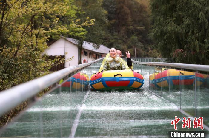 Esta foto sin fecha muestra a varios turistas bajando por un tobogán de vidrio con agua instalado en un Parque de Ecoturismo de Bambú de las Tres Gargantas, en el condado Zigui de la provincia de Hubei, en el centro de China. 