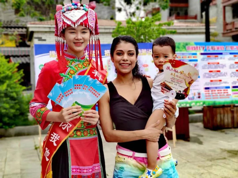 A través de la transmisión en vivo vía Internet, la guatemalteca Celia Esquivel Salguero ense?a su vida y expone la lucha contra el coronavirus desde Wuhan, provincia de Hubei. [Foto: proporcionada a China Daily]