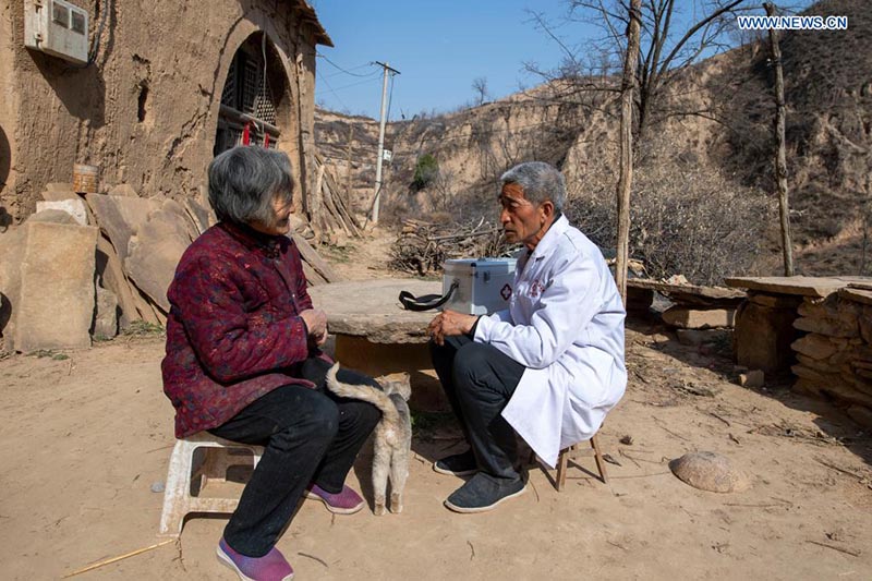 A pesar de estar impedido físico y en edad de jubilación, un ejemplar médico chino de Shanxi sigue cumpliendo con su deber social