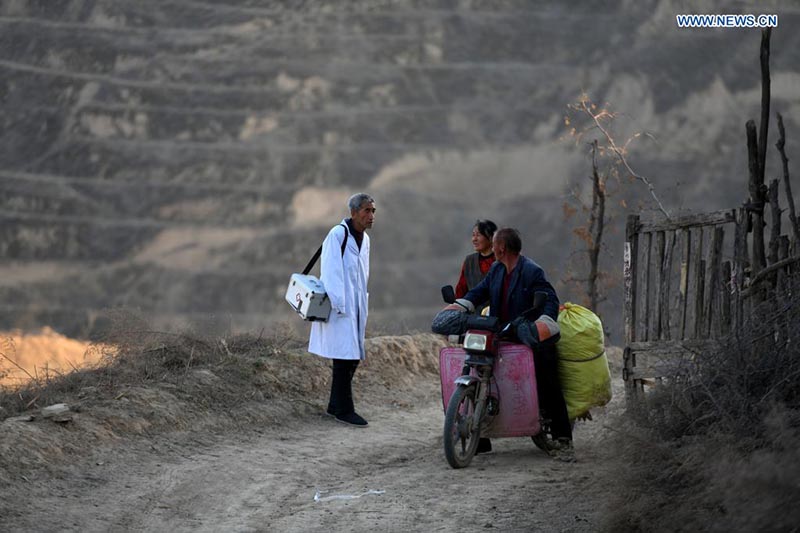 A pesar de estar impedido físico y en edad de jubilación, un ejemplar médico chino de Shanxi sigue cumpliendo con su deber social