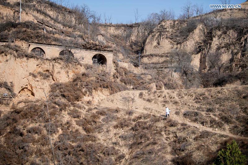 A pesar de estar impedido físico y en edad de jubilación, un ejemplar médico chino de Shanxi sigue cumpliendo con su deber social