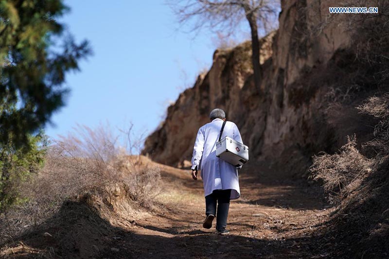 A pesar de estar impedido físico y en edad de jubilación, un ejemplar médico chino de Shanxi sigue cumpliendo con su deber social