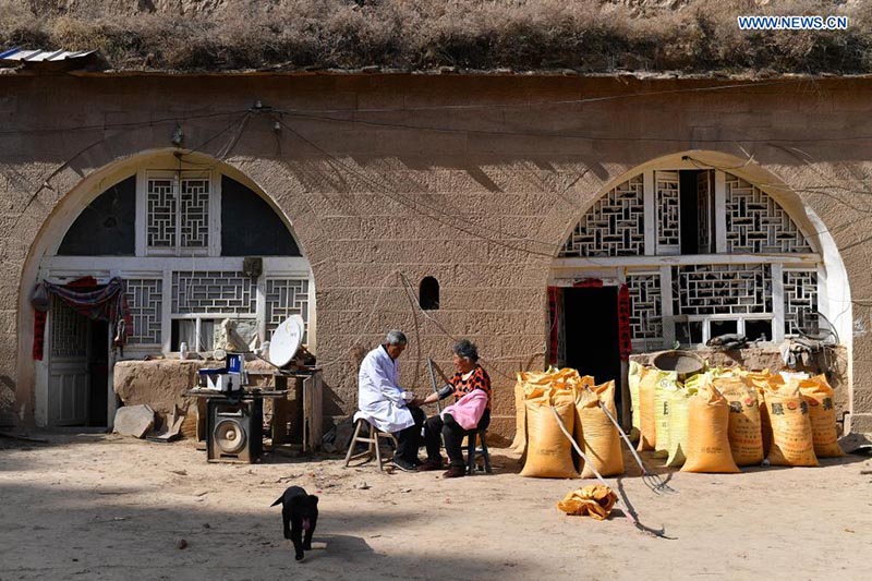 A pesar de estar impedido físico y en edad de jubilación, un ejemplar médico chino de Shanxi sigue cumpliendo con su deber social