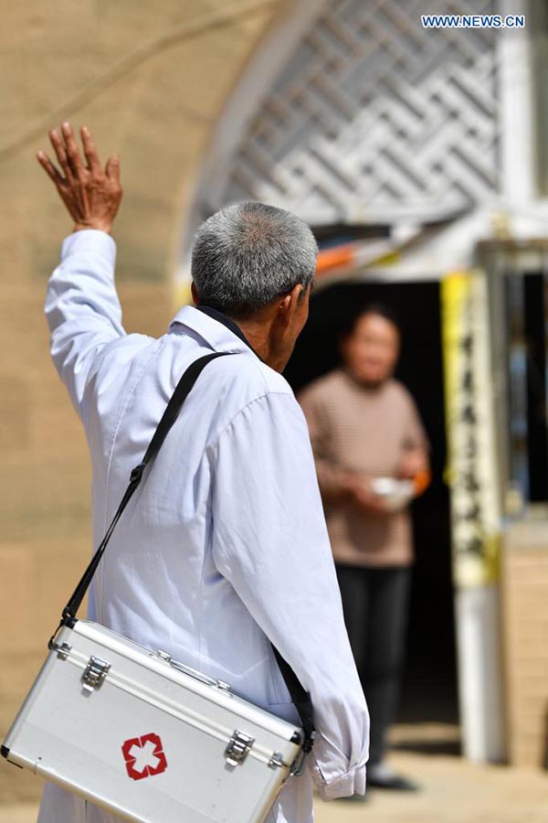 A pesar de estar impedido físico y en edad de jubilación, un ejemplar médico chino de Shanxi sigue cumpliendo con su deber social