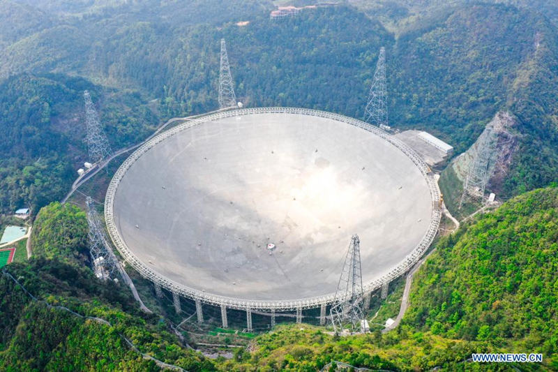 PINGTANG, 29 marzo, 2021 (Xinhua) -- Vista aérea del 28 de marzo de 2021 del radiotelescopio esférico de apertura de quinientos metros (FAST, por sus siglas en inglés) de China bajo mantenimiento, en la provincia de Guizhou, en el suroeste de China. El FAST ha identificado más de 300 púlsares hasta ahora. Situado en una depresión kárstica naturalmente profunda y redonda en la provincia suroccidental china de Guizhou, el FAST empezó a operar oficialmente el 11 de enero de 2020. (Xinhua/Ou Dongqu)