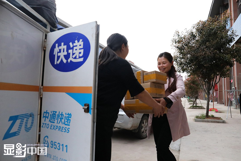 Rao Chunhong maneja pedidos en línea. [Foto / Xinhua]