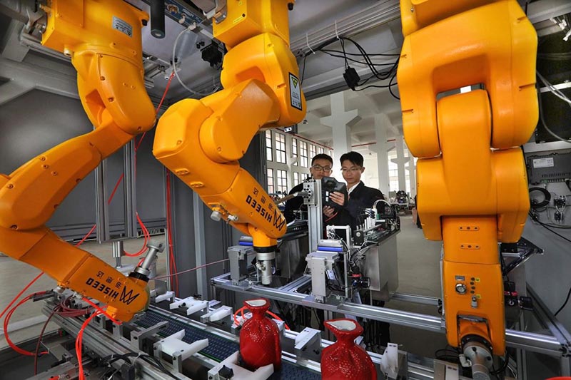 El 23 de marzo de 2021, en la Zona Nacional de Alta Tecnología de Cihu, en la provincia de Anhui, en el este de China, los técnicos examinaron los robots de etiquetado automático recientemente desarrollados por la compa?ía para botellas de vino Anhui Hiseed Robot Company Limited. (Wang Wensheng / Pueblo en Línea)