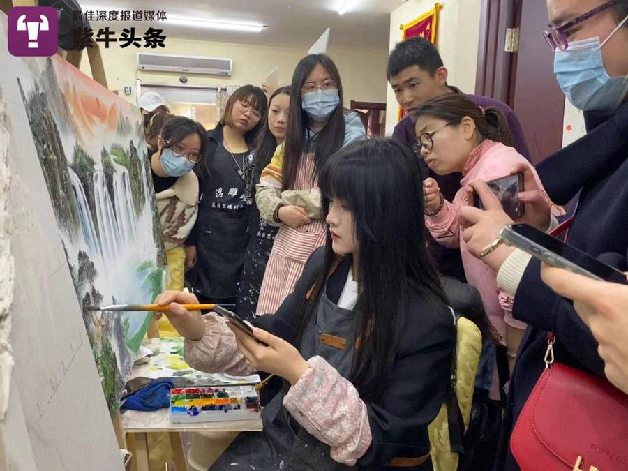 Zhang Lijia dibujando. (Foto: cortesía de la entrevistada)