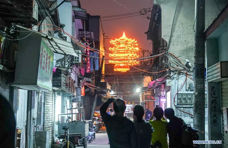 La gente hace fotografías en una antigua calle en Wuhan, provincia de Hubei, en el centro de China, el 28 de marzo de 2021. 