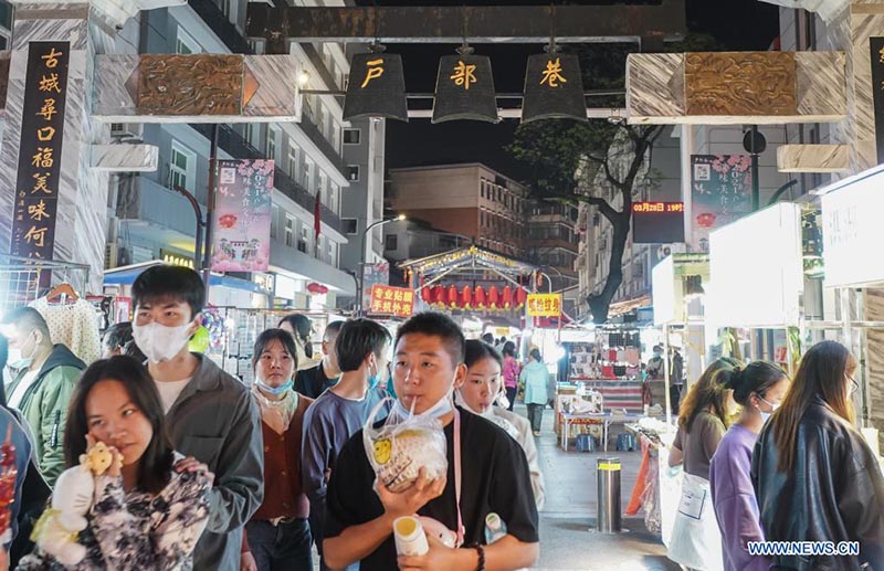 La gente pasa su tiempo libre en una feria nocturna en Wuhan, provincia de Hubei, en el centro de China, el 28 de marzo de 2021.