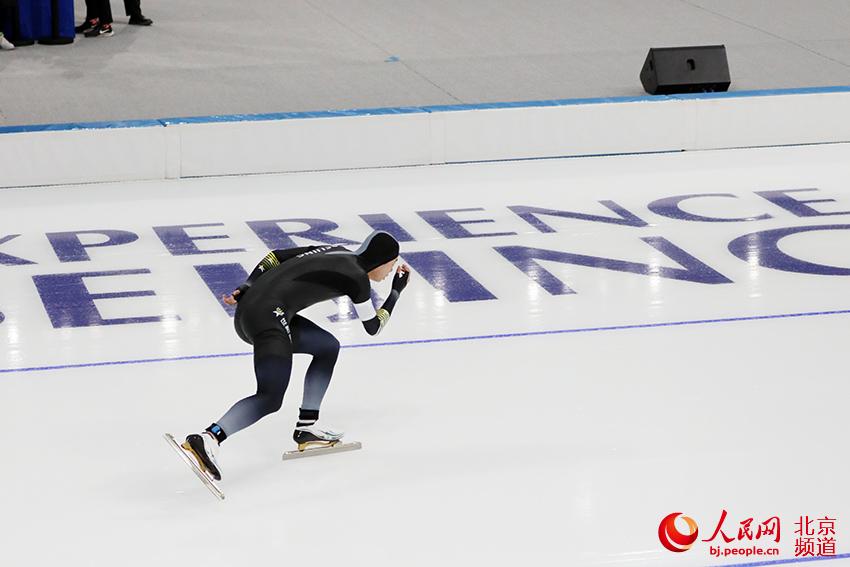 Patinador compite durante la prueba de patinaje de velocidad celebrada en la "Cinta de Hielo", el Velódromo National de Patinaje sobre Hielo. (Foto: Yin Xingyun)