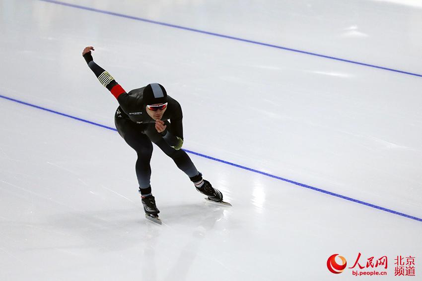 Patinador compite durante la prueba de patinaje de velocidad celebrada en la "Cinta de Hielo", el Velódromo National de Patinaje sobre Hielo. (Foto: Yin Xingyun)