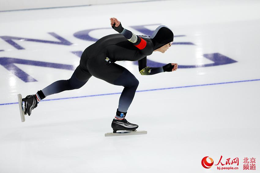 Patinador compite durante la prueba de patinaje de velocidad celebrada en la "Cinta de Hielo", el Velódromo National de Patinaje sobre Hielo. (Foto: Yin Xingyun)