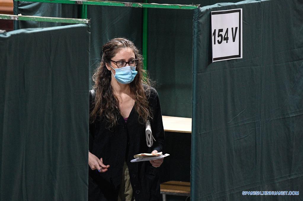 Una mujer se retira después de emitir su voto en un centro de votación durante las elecciones de alcaldes, concejales, gobernadores regionales y convencionales constituyentes, en Santiago, capital de Chile, el 15 de mayo de 2021. Chile celebra este fin de semana una jornada histórica de elecciones, en las que 14,9 millones de votantes escogerán alcaldes, concejales y por primera vez gobernadores regionales y convencionales constituyentes, bajo estrictas medidas para evitar los contagios de la enfermedad del nuevo coronavirus (COVID-19). (Xinhua/Jorge Villegas)