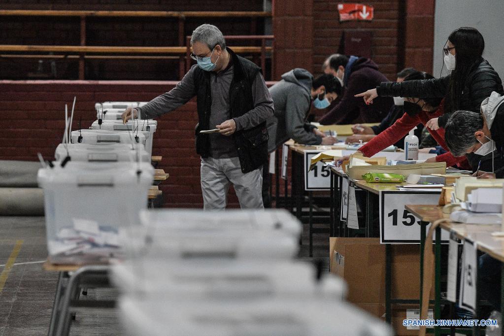 Un hombre emite su voto en un centro de votación durante las elecciones de alcaldes, concejales, gobernadores regionales y convencionales constituyentes, en Santiago, capital de Chile, el 15 de mayo de 2021. Chile celebra este fin de semana una jornada histórica de elecciones, en las que 14,9 millones de votantes escogerán alcaldes, concejales y por primera vez gobernadores regionales y convencionales constituyentes, bajo estrictas medidas para evitar los contagios de la enfermedad del nuevo coronavirus (COVID-19). (Xinhua/Jorge Villegas)