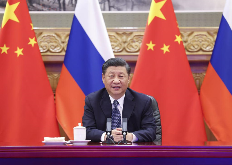 El presidente chino, Xi Jinping, y su homólogo ruso, Vladimir Putin, presencian la ceremonia de inicio de obras de un proyecto bilateral de cooperación en energía nuclear, la planta de energía nuclear de Tianwan y la planta de energía nuclear de Xudapu, a través de un enlace de video, en Beijing, capital de China, el 19 de mayo de 2021. (Xinhua/Huang Jingwen)