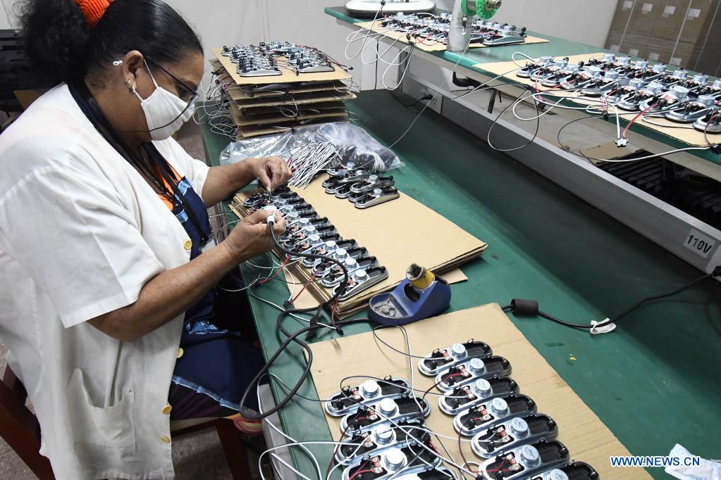 Imagen del 21 de mayo de 2021 de una trabajadora laborando en los componentes utilizados en el ensamblado de televisores en los talleres de la Empresa Industria Electrónica "Comandante Camilo Cienfuegos", en La Habana, capital de Cuba. Cuba espera dar un impulso a la expansión de la televisión digital con norma china mediante la producción este a?o de 318.000 cajas decodificadoras, en el contexto de la pandemia de la enfermedad del nuevo coronavirus (COVID-19) y los efectos de las sanciones económicas del bloqueo de Estados Unidos contra el país. (Xinhua/Joaquín Hernández)