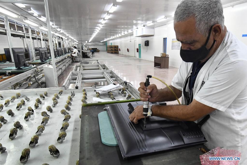 Imagen del 21 de mayo de 2021 de un trabajador ensamblando televisores en los talleres de la Empresa Industria Electrónica "Comandante Camilo Cienfuegos", en La Habana, capital de Cuba. Cuba espera dar un impulso a la expansión de la televisión digital con norma china mediante la producción este a?o de 318.000 cajas decodificadoras, en el contexto de la pandemia de la enfermedad del nuevo coronavirus (COVID-19) y los efectos de las sanciones económicas del bloqueo de Estados Unidos contra el país. (Xinhua/Joaquín Hernández)