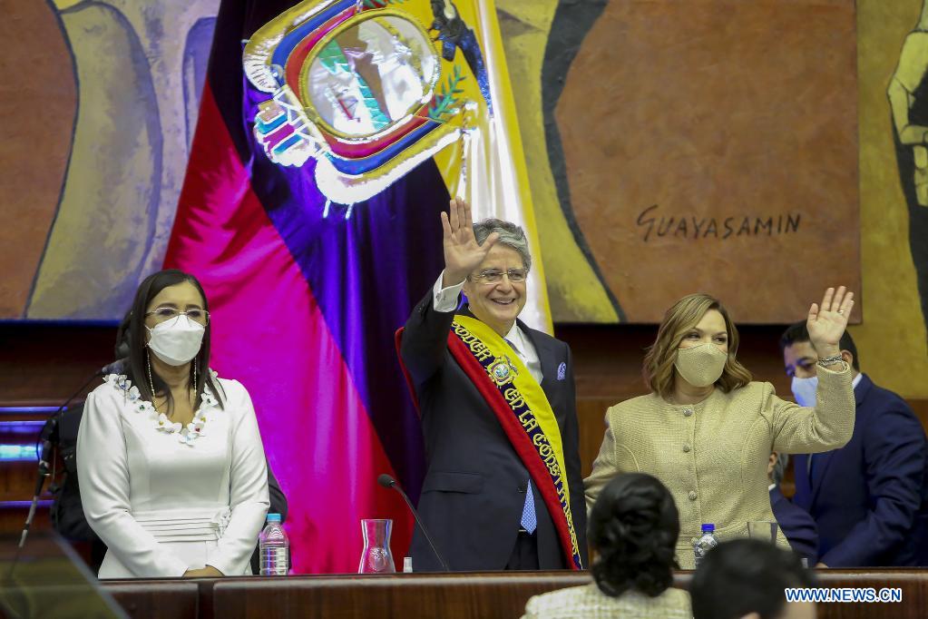  QUITO, 24 mayo, 2021 (Xinhua) -- Imagen cedida por la Asamblea Nacional de Ecuador del presidente ecuatoriano, Guillermo Lasso (c), reaccionado luego de tomar juramento a su cargo durante una ceremonia en la Asamblea Nacional de Ecuador, en Quito, capital de Ecuador, el 24 de mayo de 2021. El ex banquero Guillermo Lasso, de 65 a?os, juró el lunes el cargo como presidente de Ecuador para el periodo 2021-2025 en una ceremonia en la Asamblea Nacional ante la presencia de cientos de invitados especiales y mandatarios extranjeros. (Xinhua/Asamblea Nacional de Ecuador)