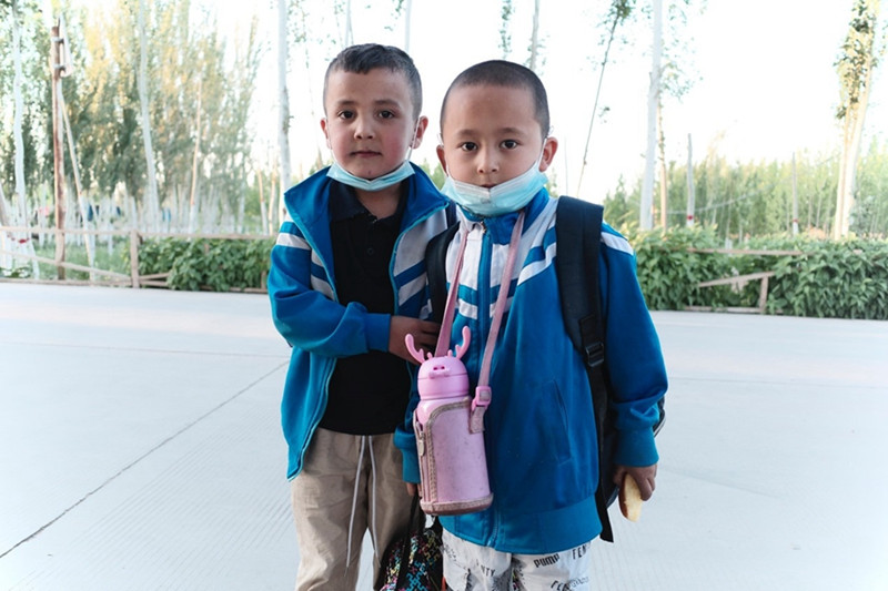 Yakupjan Memet, de ocho a?os, y su compa?ero de clase en camino a casa en Kashgar, en la región autónoma Uygur de Xinjiang, en el noroeste de China, el 19 de mayo de 2021 (Pueblo en Línea / Kou Jie).