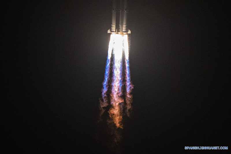 WENCHANG, 29 mayo, 2021 (Xinhua) -- El cohete Gran Marcha-7 Y3, que transporta a la nave espacial de carga Tianzhou-2, despega desde el sitio de lanzamiento de naves espaciales de Wenchang, en la provincia de Hainan, en el sur de China, el 29 de mayo de 2021. China lanzó el sábado la nave espacial de carga Tianzhou-2, que tiene previsto acoplarse al módulo central de la estación espacial Tianhe para entregar suministros, equipos y propelente. (Xinhua/Guo Wenbin)