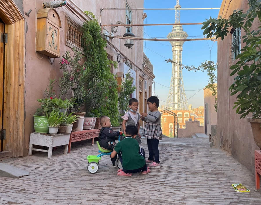 Ni?os Uygur juegan con sus amigos en un callejón de la antigua ciudad de Kashgar, en la región autónoma Uygur de Xinjiang, en el noroeste de China. La antigua ciudad no es solo una atracción turística, sino que también es el hogar de los residentes locales Uygur. (Pueblo en Línea / Wu Chaolan)