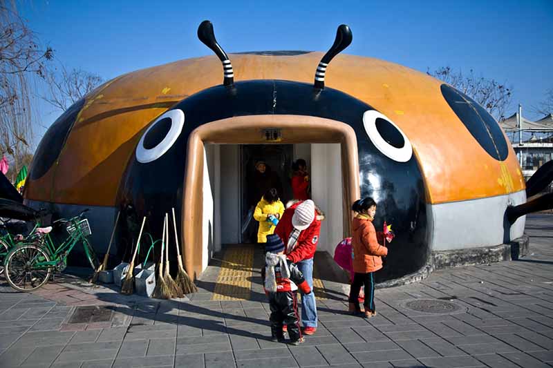 Un ba?o público con forma de mariquita en el parque Chaoyang, Beijing, el 7 de febrero de 2008. [Foto proporcionada a China Daily]