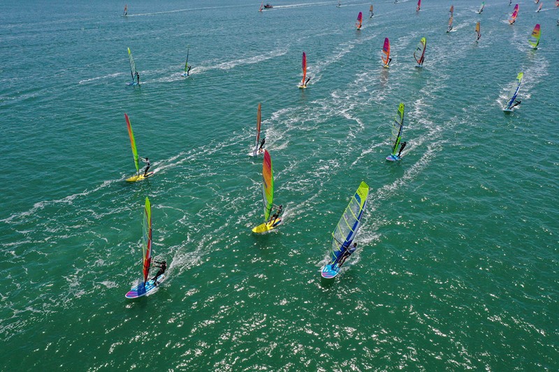 Los atletas hacen windsurf en las aguas de la bahía de Sangou, Rongcheng, provincia de Shandong, en el este de China, el 25 de mayo de 2021 (Li Xinjun / Pueblo en Línea)