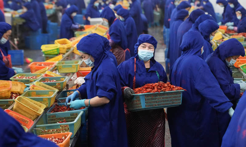 Esta foto tomada el 9 de junio de 2021 muestra las áreas integradas de cultivo de arroz y cangrejo de río en Qianjiang, provincia de Hubei, en el centro de China. [Foto / Xinhua]