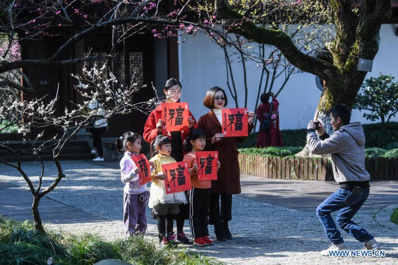 Turistas se hacen una foto en grupo bajo los ciruelos en el área escénica de la monta?a Chaoshan en el distrito Yuhang de Hangzhou, provincia de Zhejiang, en el este de China, el 7 de febrero de 2021. [Foto / Xinhua]