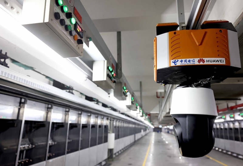 Un robot inteligente 5G realiza una inspección en un taller de la ciudad de Tongxiang, provincia de Zhejiang, 25 de mayo del 2021. [Foto: Xinhua]