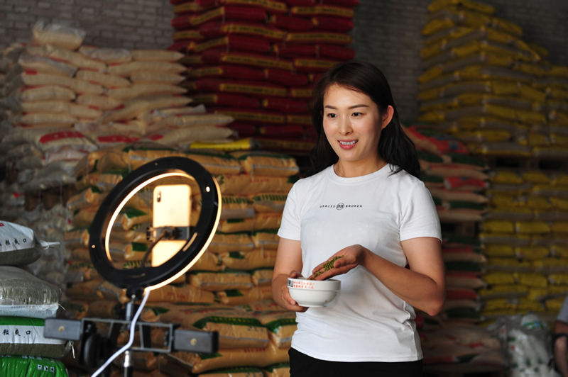 Zhang vende productos a través de Internet desde la granja familiar, 22 de junio de 2021. [Foto/Xinhua]