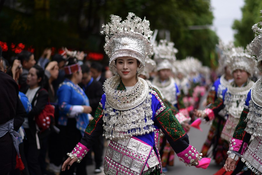 China trata a todos los grupos étnicos por igual, según libro blanco