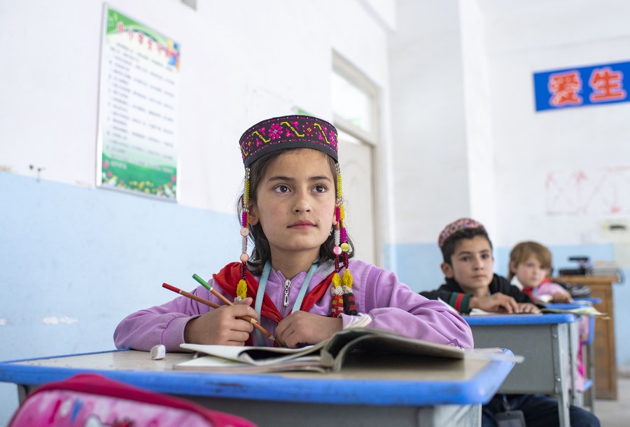 Libro blanco resalta derecho a 15 a?os de educación gratuita para estudiantes en el Tíbet y el sur de Xinjiang