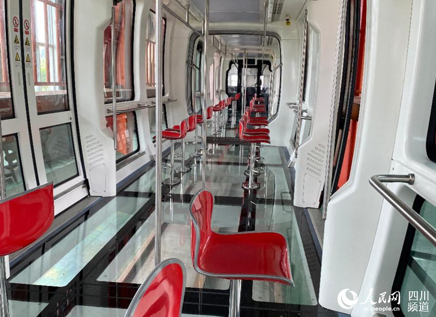 Fabrican en Chengdu un vistoso "tren del cielo" estilo panda y primero de su tipo en el mundo