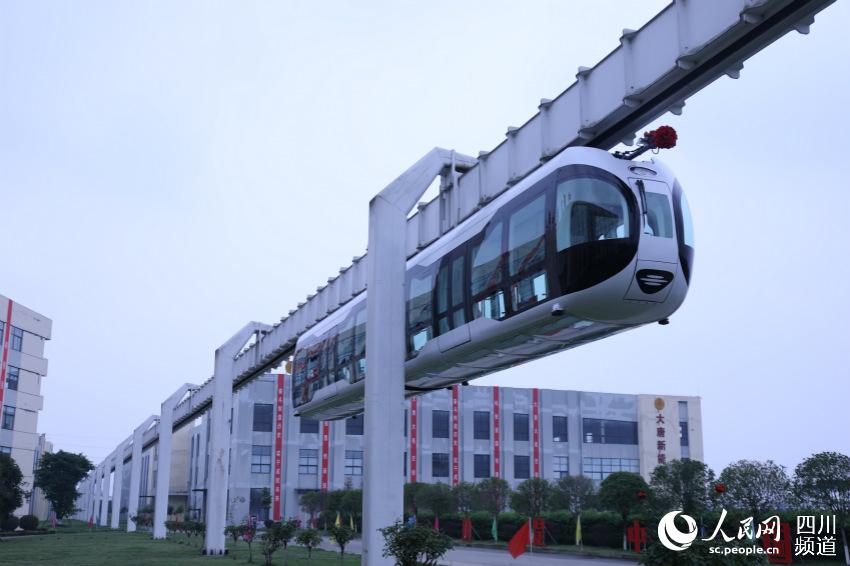 Fabrican en Chengdu un vistoso "tren del cielo" estilo panda y primero de su tipo en el mundo