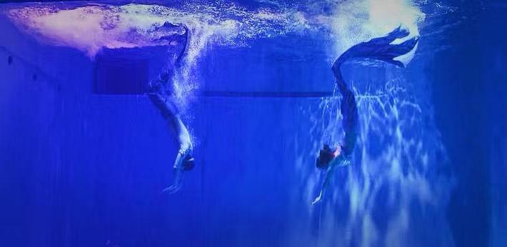 Los bailarines vestidos como una princesa sirena y su príncipe hacen ballet submarino en el parque polar de Harbin, provincia de Heilongjiang. [Foto proporcionada a chinadaily.com.cn]