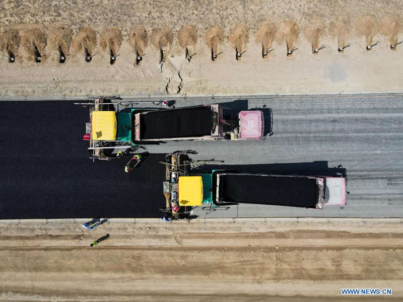 Avanza la construcción de la primera autopista a través del desierto en Xinjiang