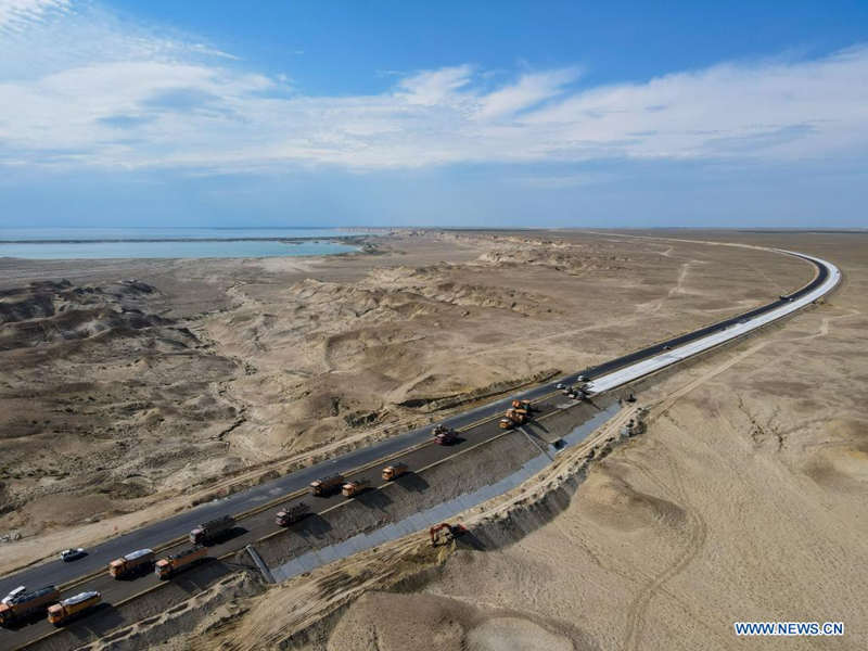 Avanza la construcción de la primera autopista a través del desierto en Xinjiang