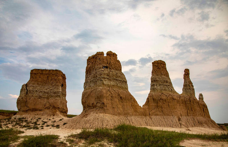 En Duzhuang, una ciudad a unos 35 kilómetros del centro de Datong, provincia de Shanxi, un bosque de pilares de tierra proporciona un paisaje único para los curiosos turistas, 21 de julio del 2021. [Foto: Zhao Jun/ China Daily]