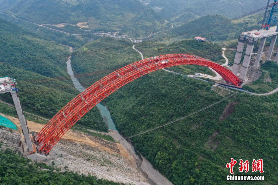 Imágenes aéreas de la construcción del Puente Dafuqu en la autopista Renhuai-Zunyi