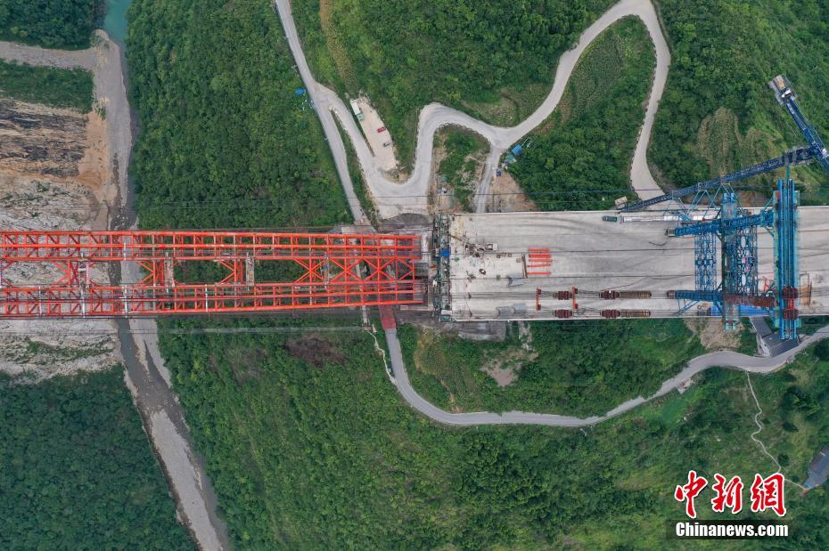 Imágenes aéreas de la construcción del Puente Dafuqu en la autopista Renhuai-Zunyi