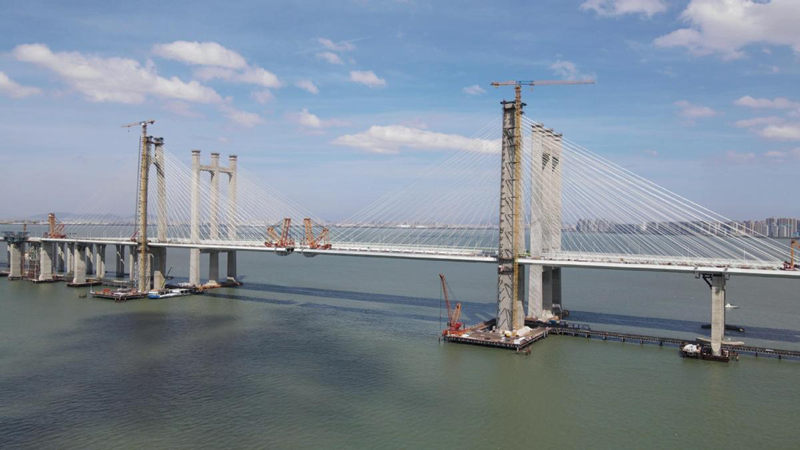 Las dos mitades del gran puente por encima del mar se conectan en Fujian