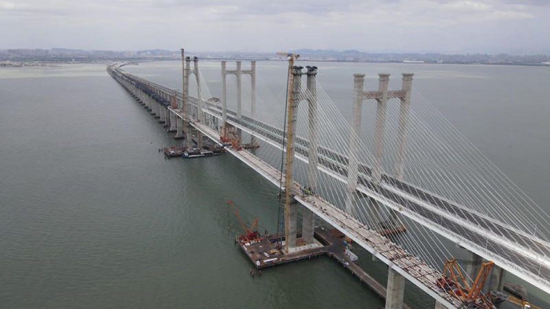 Las dos mitades del gran puente por encima del mar se conectan en Fujian