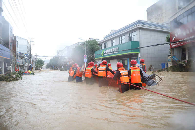 Esfuerzos de rescate en marcha ante graves inundaciones en Hubei