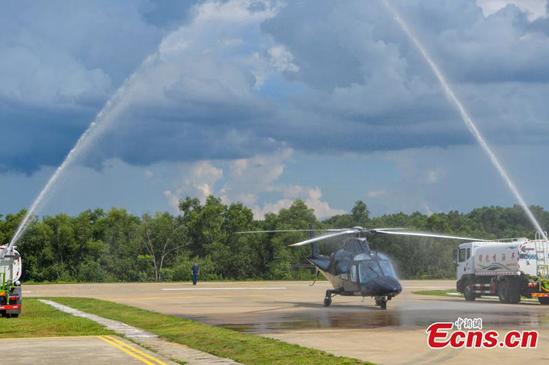 Foto tomada el 18 de agosto de 2021 muestra el helicóptero AW109E, importado sin aranceles, en el aeropuerto de Jiazi en Haikou, provincia de Hainan, en el sur de China. (Foto: Servicio de Noticias de China / Luo Yunfei)