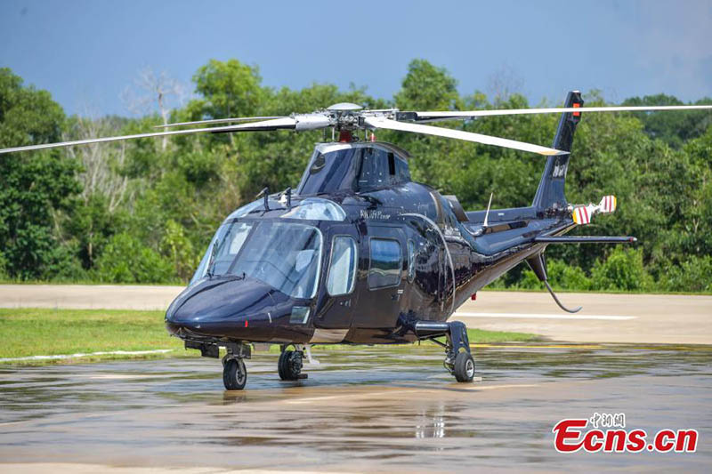 Foto tomada el 18 de agosto de 2021 muestra el helicóptero AW109E, importado sin aranceles, en el aeropuerto de Jiazi en Haikou, provincia de Hainan, en el sur de China. (Foto: Servicio de Noticias de China / Luo Yunfei)