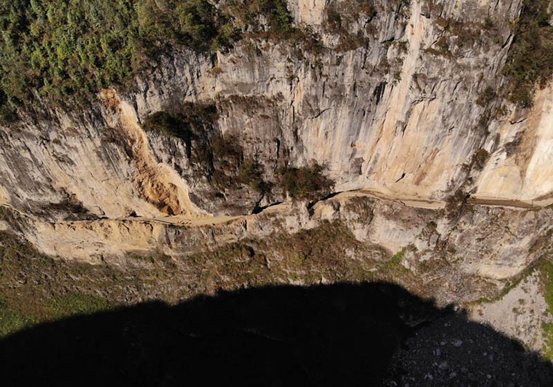 Una carretera construida a mano a lo largo de los acantilados conecta la aldea de Shibanhe en la provincia de Guizhou con el mundo exterior. [Foto de Han Xianpu / para chinadaily.com.cn]